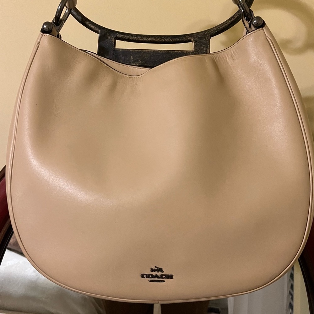 Vintage Coach hobo bag, beautiful smoke free environment